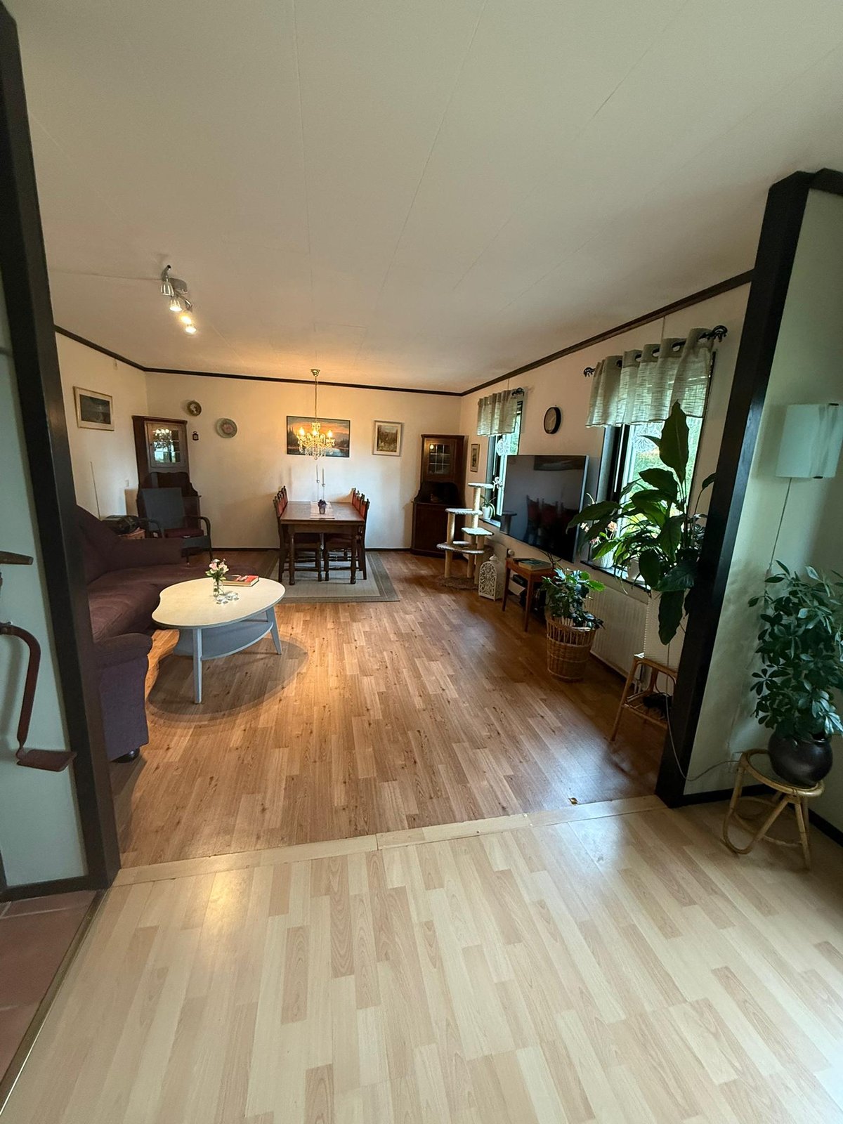 Przestronny salon w domu nad Finjasjön